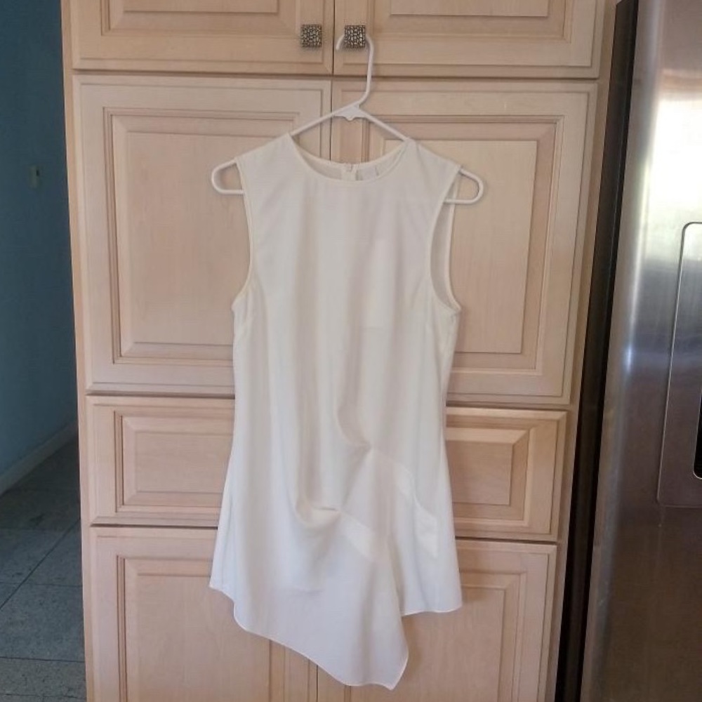 🆕 BC: White Sleeveless Top
